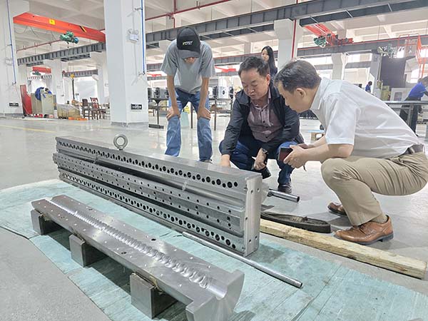 瞿院士參觀模具生產(chǎn)加工車間 瞿院士參觀模具生產(chǎn)加工車間